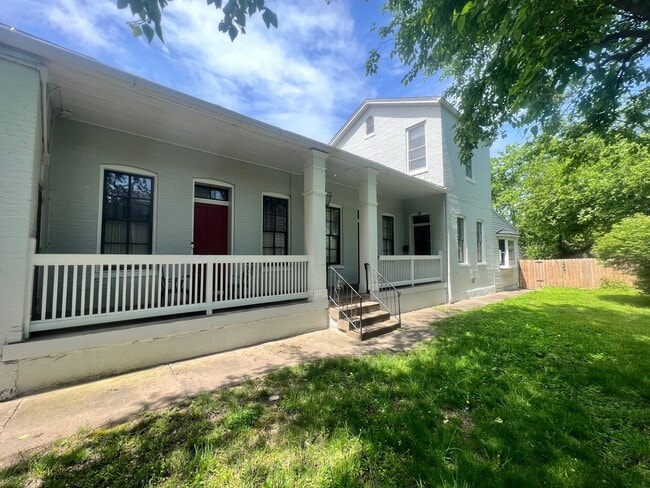 Building Photo - 1327 E Washington St
