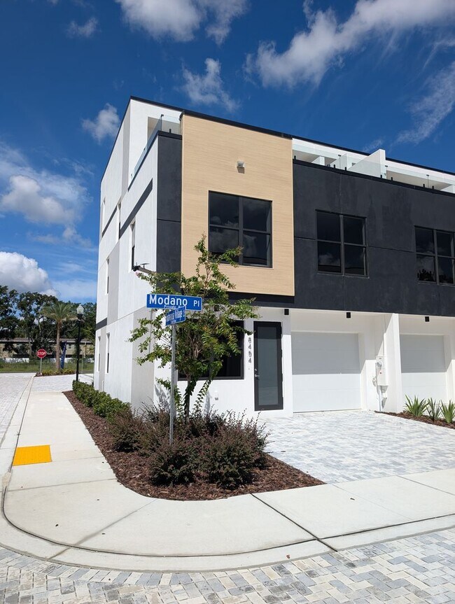 Building Photo - 8419 N Hubert Ave