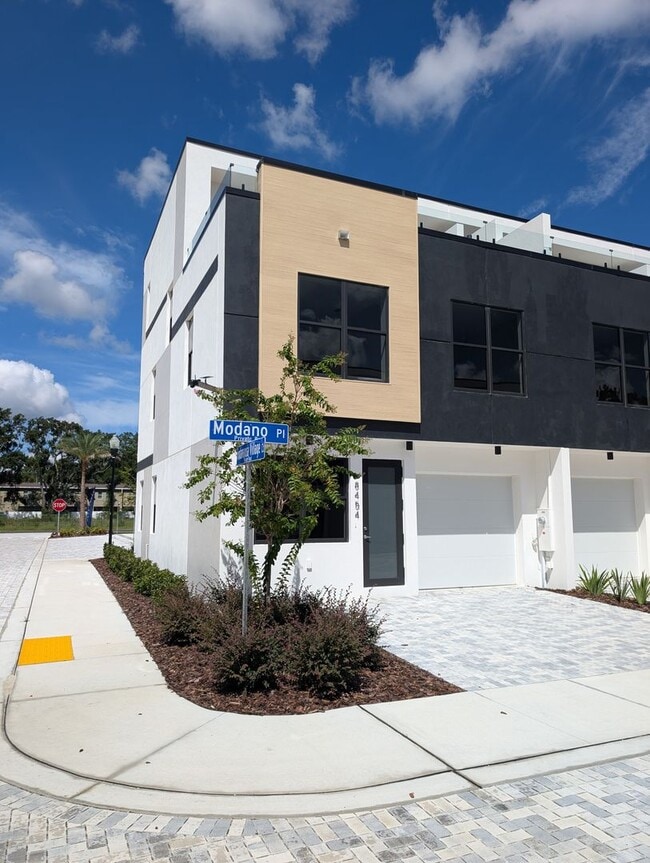 Building Photo - 8419 N Hubert Ave