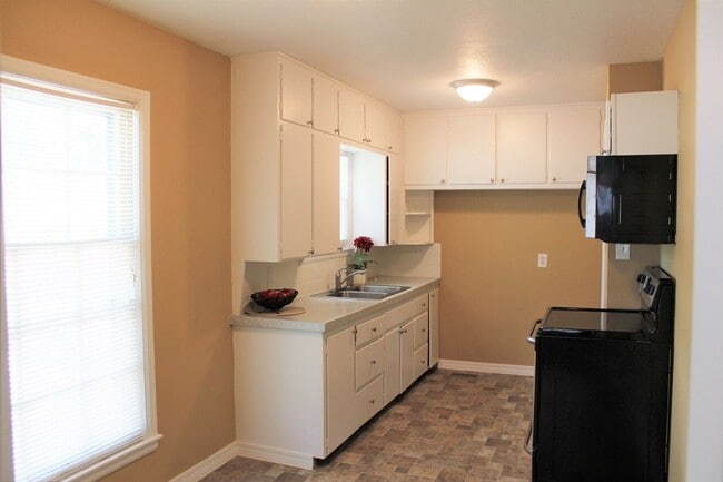 Building Photo - Updated 3 bed / 2 bath house With Exceptio...