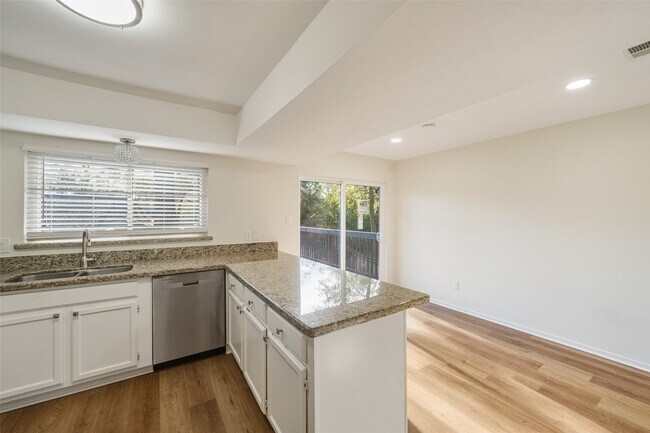 Building Photo - 3018 Sycamore Springs Dr