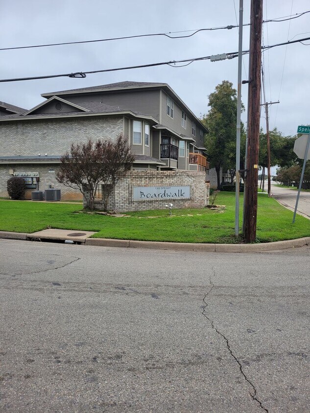 Primary Photo - 1334 Park Ave