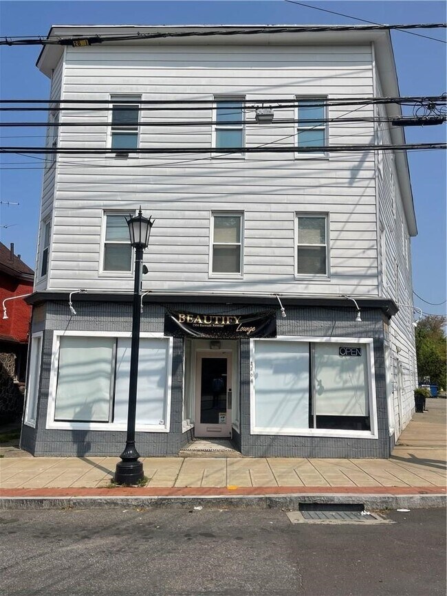 Foto del edificio - 2304 Barnum Ave