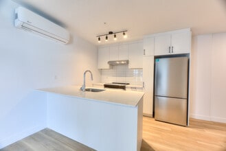 Building Photo - 4988 Pl. de la Savane