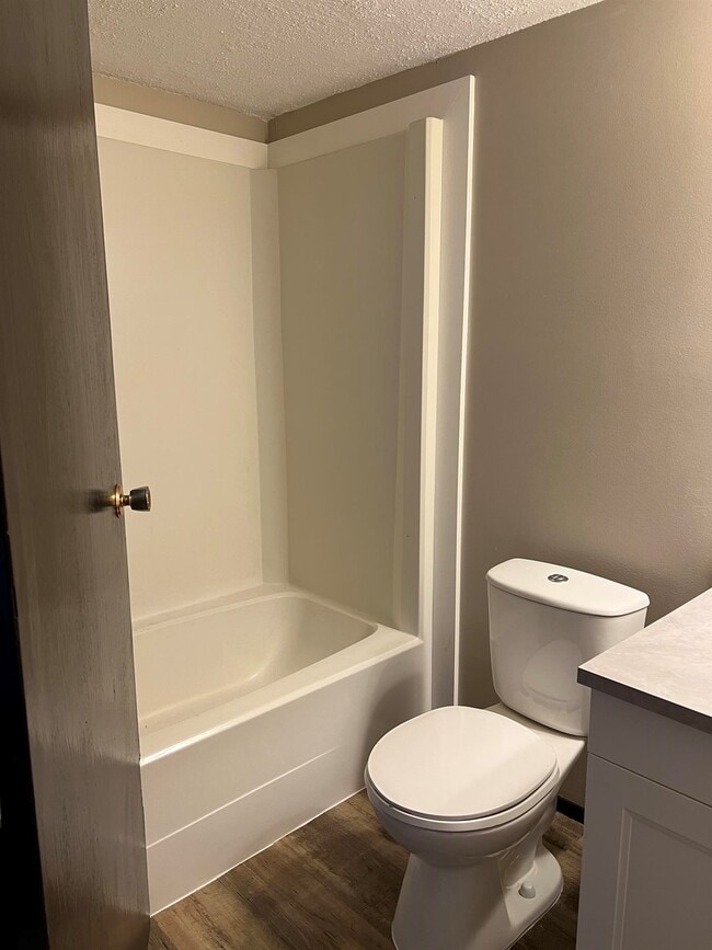 Building Photo - 3 Bed 1.5 Bath Unit in Olds, AB