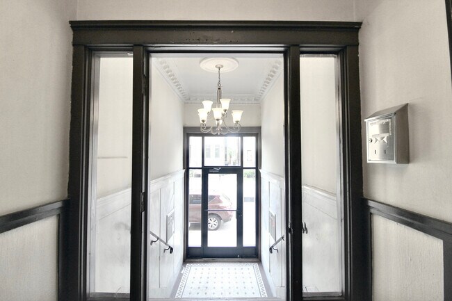 Foto del edificio - 3720 S Indiana Ave