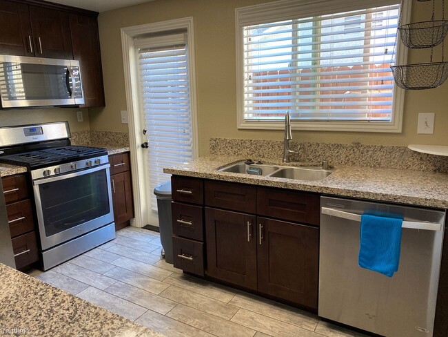 Foto del edificio - 3 br, 2 bath House - 27913 Antelope Rd
