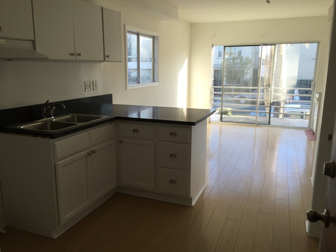 Primary Photo - 39 20th Ave