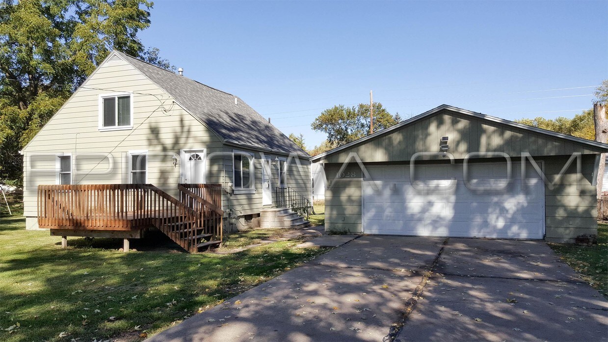 Primary Photo - 1028 33rd St NE