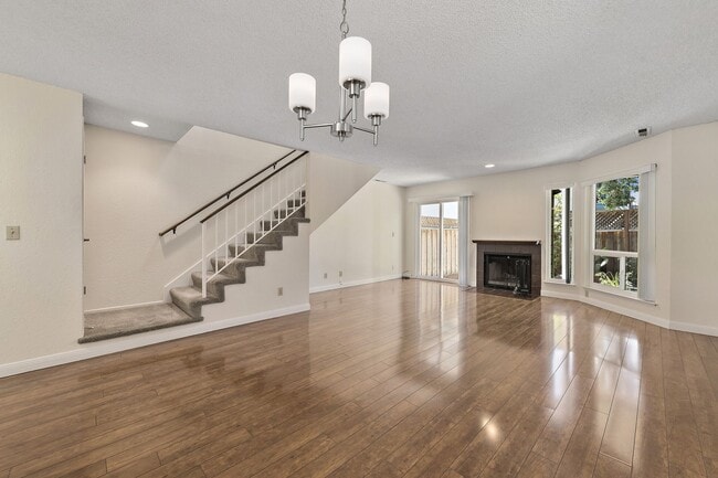 Building Photo - Beautiful 2-Bedroom 2.5Bathroom Mountain V...
