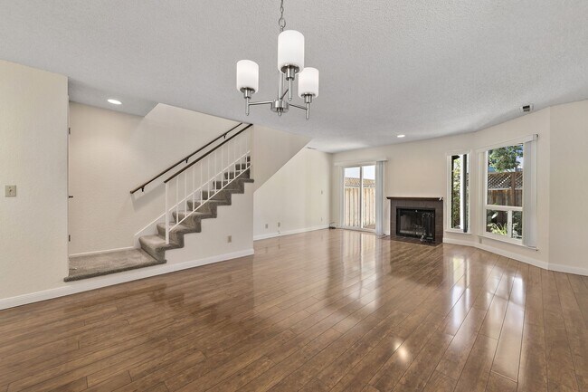 Foto del edificio - Beautiful 2-Bedroom 2.5Bathroom Mountain View Townhome