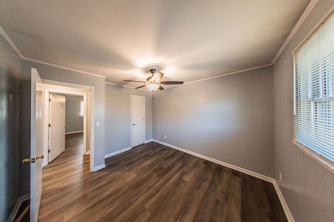 Building Photo - 120 Lake Dr