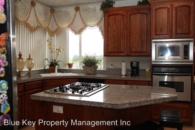 Building Photo - 14243 SE Rolling Meadows Dr