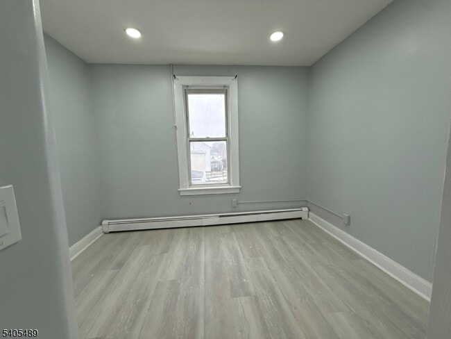 Foto del edificio - 437 Morrissee Ave