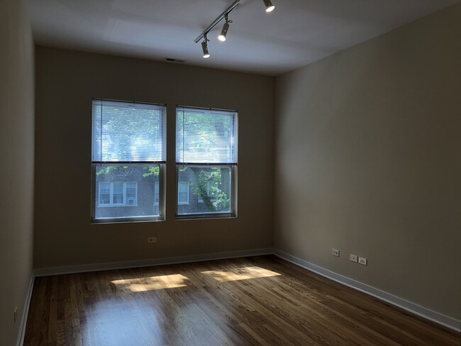 Foto del edificio - 6973 N Greenview Ave