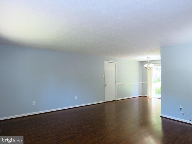 Building Photo - 7125 Vantage Dr