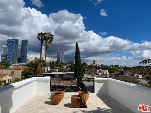 Building Photo - 1943 Holmby Ave