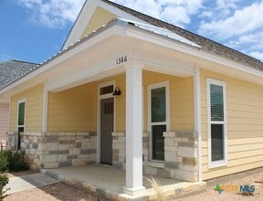 Building Photo - 1366 Hanz Dr
