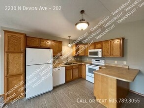 Building Photo - 2230 Devon Ave