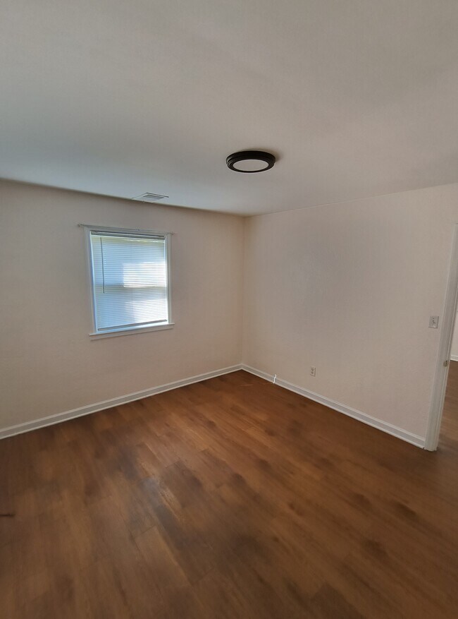 Sala de estar - 2023 S Harris Ave
