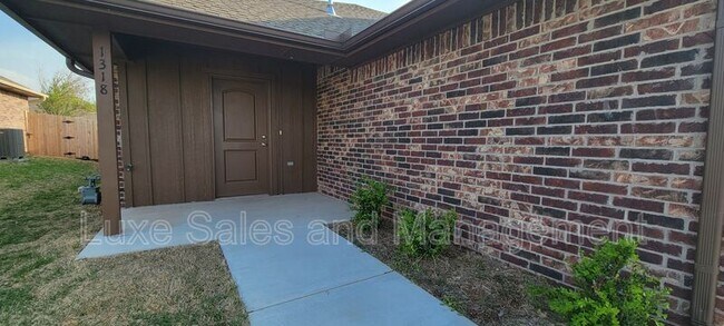 Building Photo - 1318 E Cavanaugh St