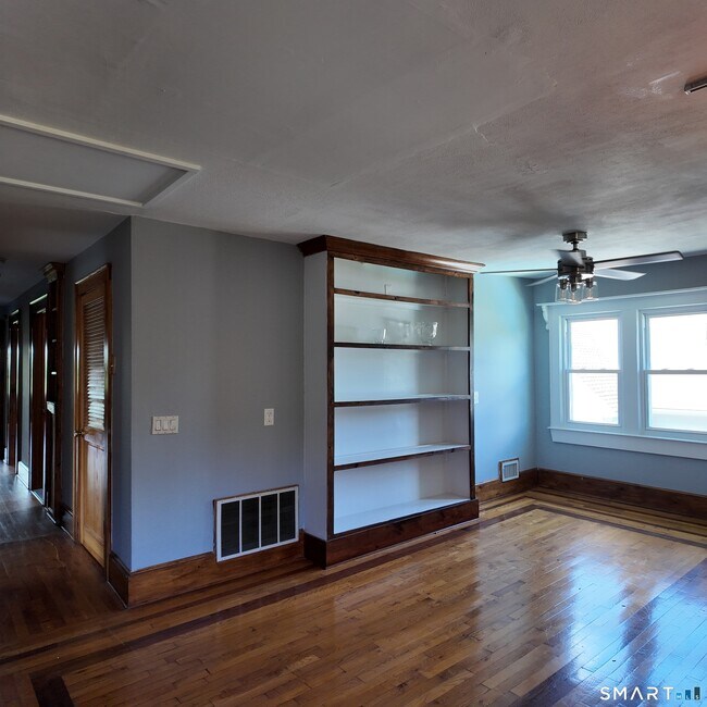 Foto del edificio - 553 Townsend Ave