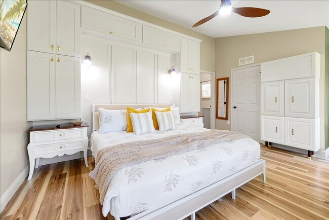 Building Photo - "ALL UTILITIES INCLUDED & Fully Furnished! Stunning 4-Bed, 3-Bath Townhome in Haines City"