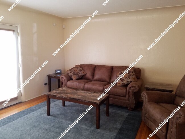 Foto del edificio - Fully Furnished in North Valley