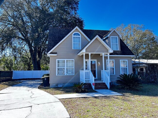Building Photo - Spacious 4 Bedroom 2.5 Bath Single Family Home. Large Fenced in Yard. Front Porch. Garage.