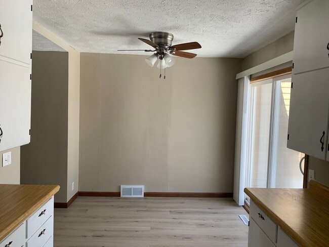 Building Photo - 4 Bedroom, 1.5 Bathroom House Available, C...