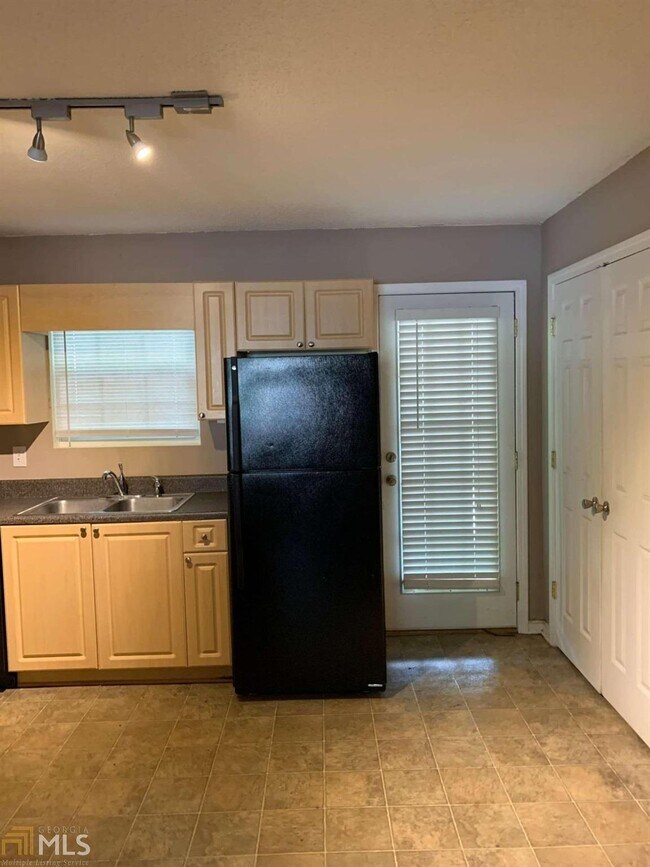 Foto del edificio - 3665 Chestnut Dr