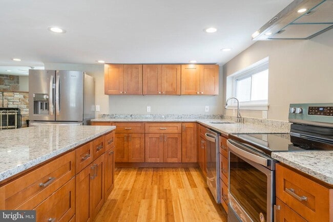 Building Photo - 329 Hillcrest Ave