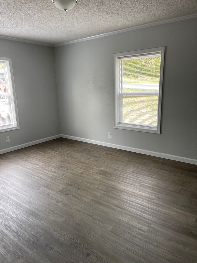Building Photo - 3 BEDROOM 2 BATHROOM HOUSE FOR RENT