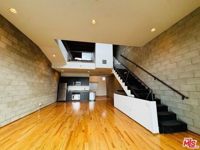 Building Photo - 717 Highland Ave