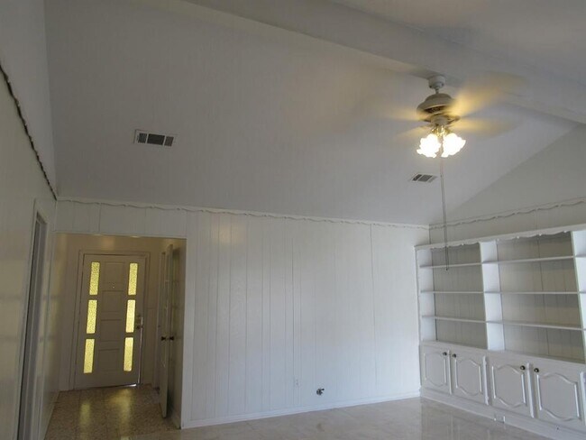 Building Photo - 8535 Bucroft St