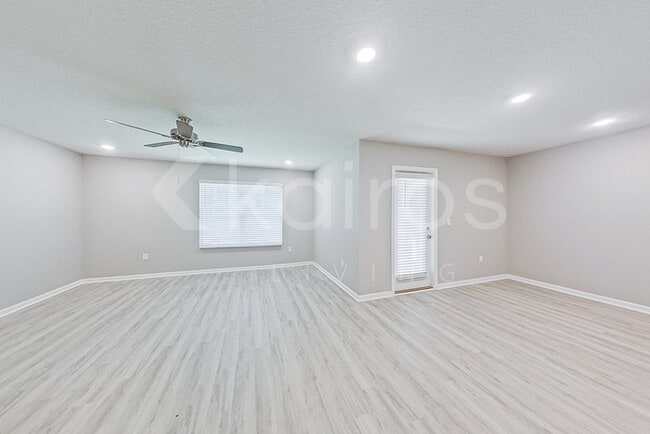 Foto del edificio - 289 Monarch Ln