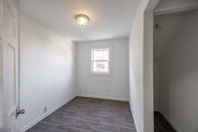 Foto del edificio - 2140 N Karlov Ave