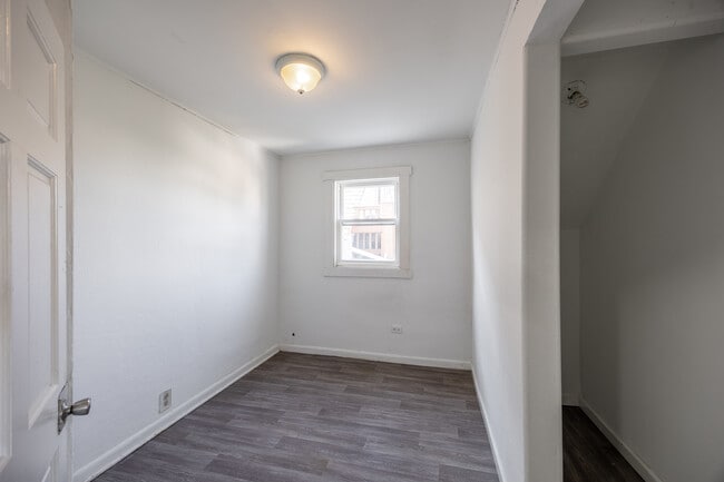 Building Photo - 2140 N Karlov Ave