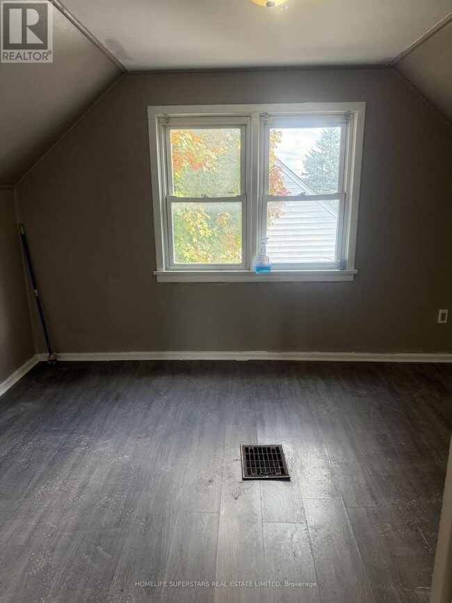 Photo du bâtiment - 6391 McLeod Rd