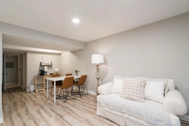 Foto del edificio - 2028 Falling Brook Dr