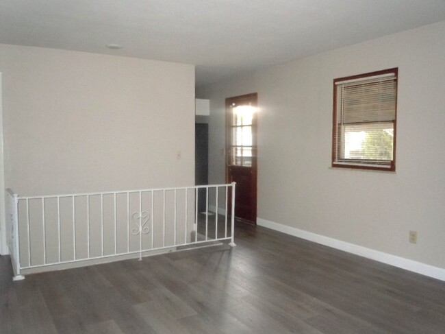 Building Photo - 29 Manor Dr