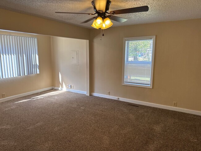 Foto del edificio - 3 Bedroom 2 Bath in Republic!  $1295