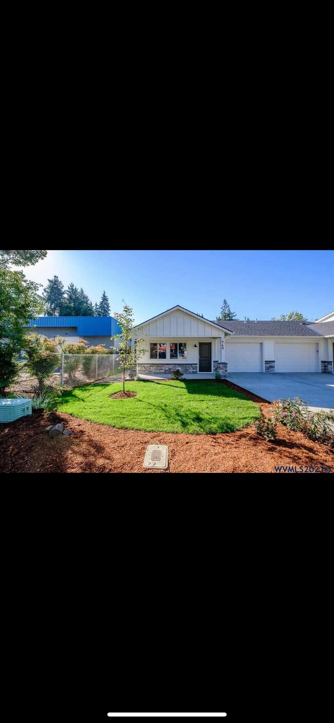 Building Photo - 948 Bever Dr NE