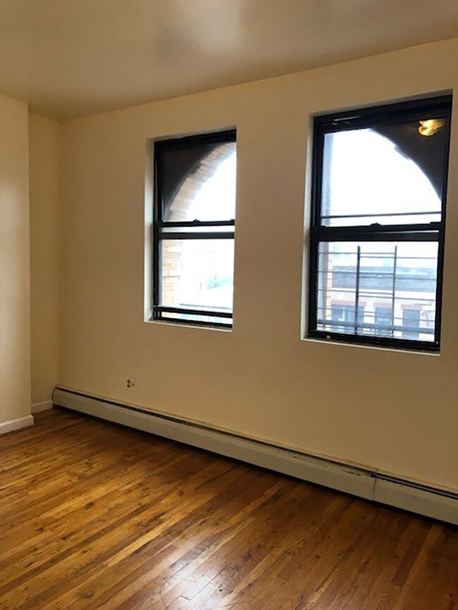 Building Photo - Super spacious 3 bedroom Bed Stuy apt.