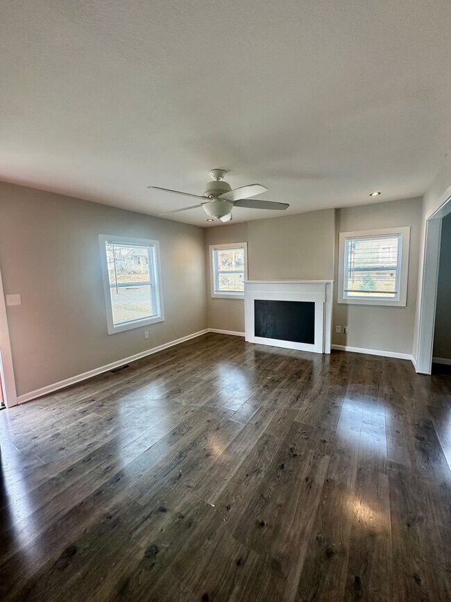 Building Photo - 4 Bedroom 2 Bath Home Ready For Move In to...
