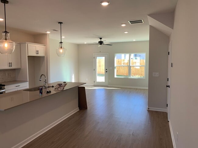 Foto del edificio - SUBLEASE AVAILABLE JANUARY 2026-JUNE 2026 WITH OPTION TO RENEW