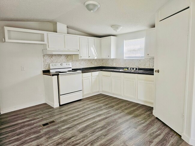 Building Photo - 3913 Carlyss Dr