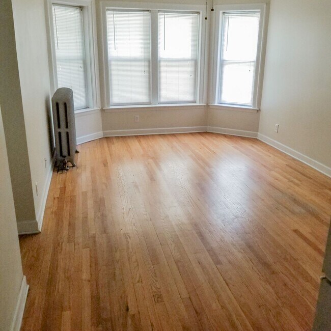 Foto del edificio - 3916 N Pine Grove Ave