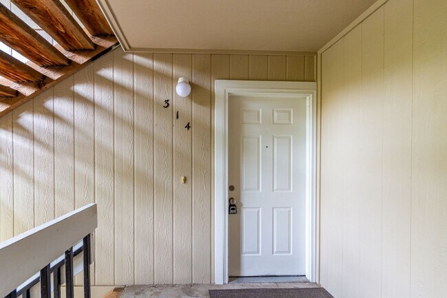 Building Photo - 2 Bed 1.5 Bath Updated Arvada Condo - Avai...