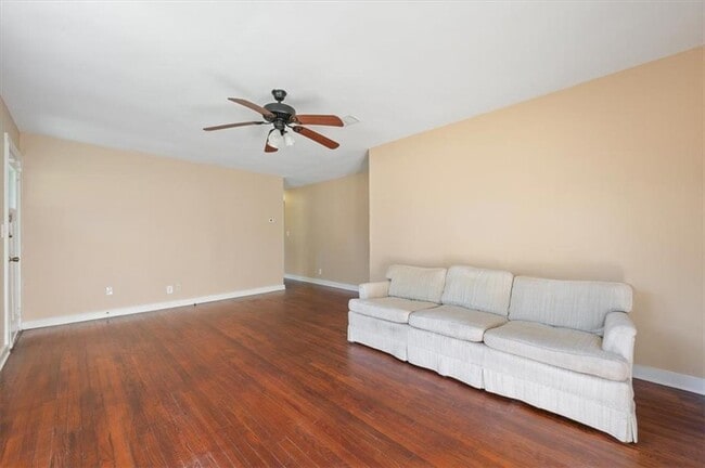 Foto del edificio - 300 Colson Ave